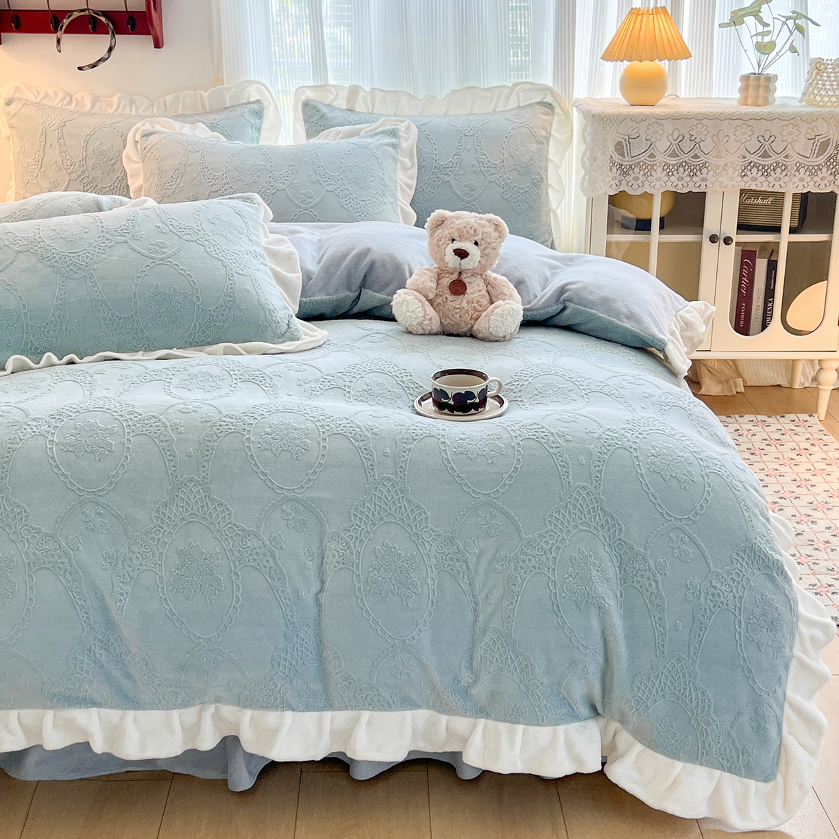 91家纺网 家纺一手货源 找家纺 安哆啦家纺 2025新款法式雕花牛奶绒花边四件套 蕾丝花-雾霾蓝