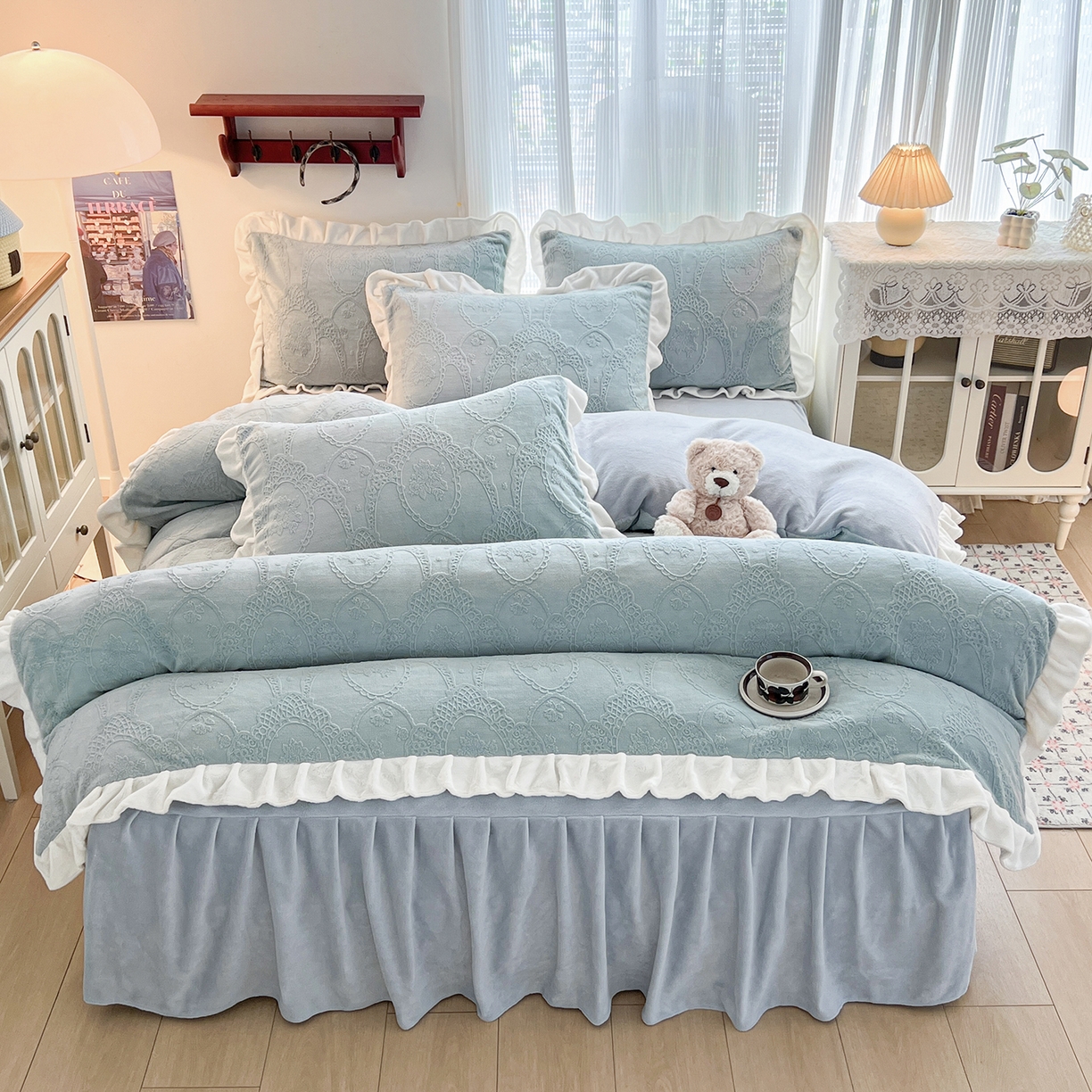 91家纺网 家纺一手货源 找家纺 安哆啦家纺 2025新款法式雕花牛奶绒花边四件套 蕾丝花-雾霾蓝