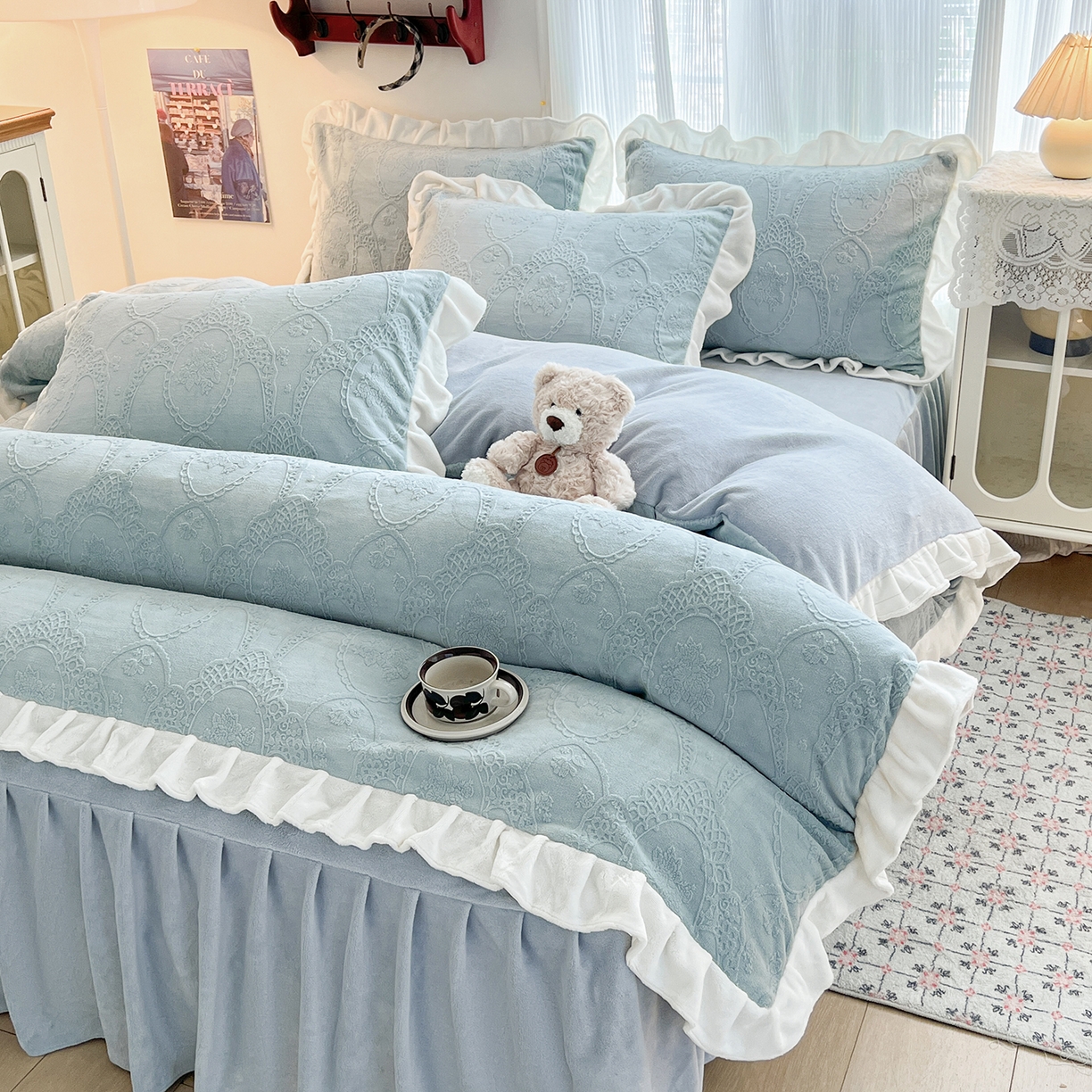 91家纺网 家纺一手货源 找家纺 安哆啦家纺 2025新款法式雕花牛奶绒花边四件套 蕾丝花-雾霾蓝