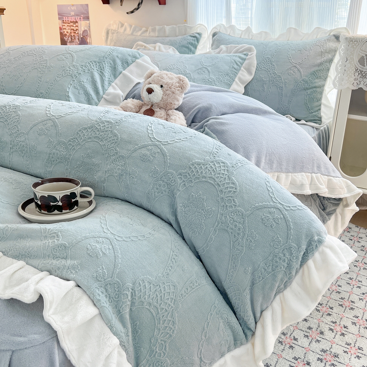 91家纺网 家纺一手货源 找家纺 安哆啦家纺 2025新款法式雕花牛奶绒花边四件套 蕾丝花-雾霾蓝
