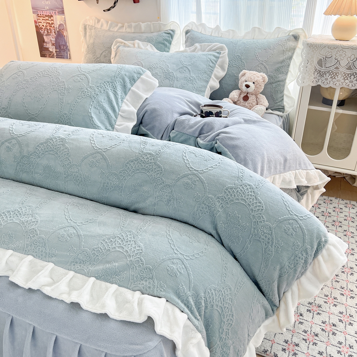 91家纺网 家纺一手货源 找家纺 安哆啦家纺 2025新款法式雕花牛奶绒花边四件套 蕾丝花-雾霾蓝