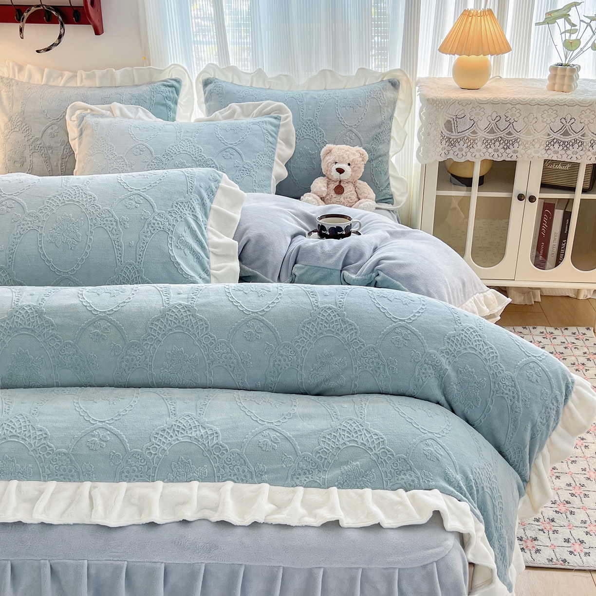 91家纺网 家纺一手货源 找家纺 安哆啦家纺 2025新款法式雕花牛奶绒花边四件套 蕾丝花-雾霾蓝