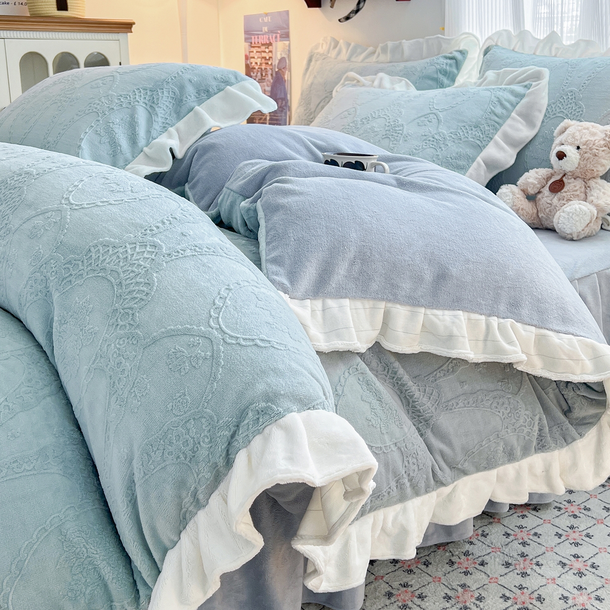 91家纺网 家纺一手货源 找家纺 安哆啦家纺 2025新款法式雕花牛奶绒花边四件套 蕾丝花-雾霾蓝