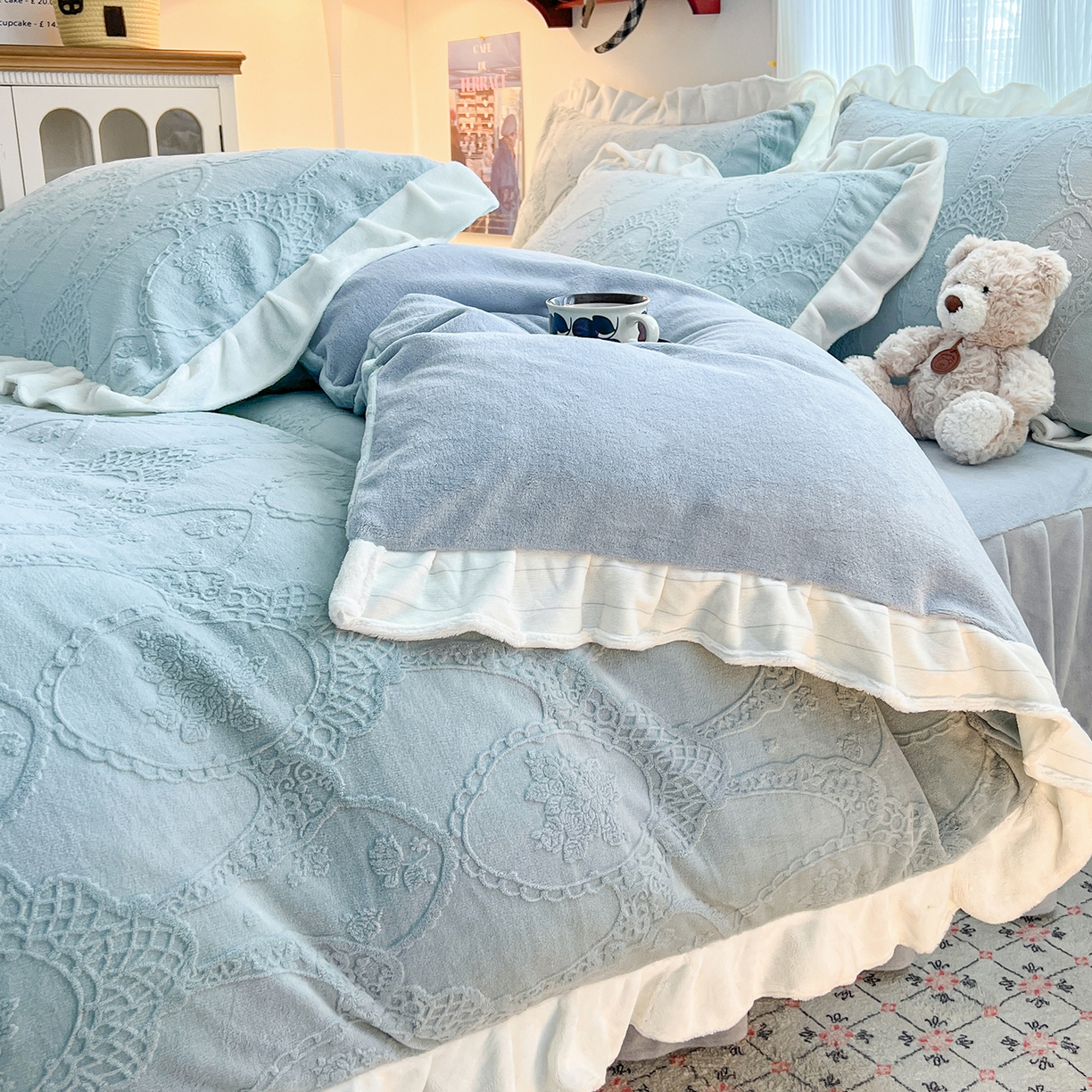 91家纺网 家纺一手货源 找家纺 安哆啦家纺 2025新款法式雕花牛奶绒花边四件套 蕾丝花-雾霾蓝