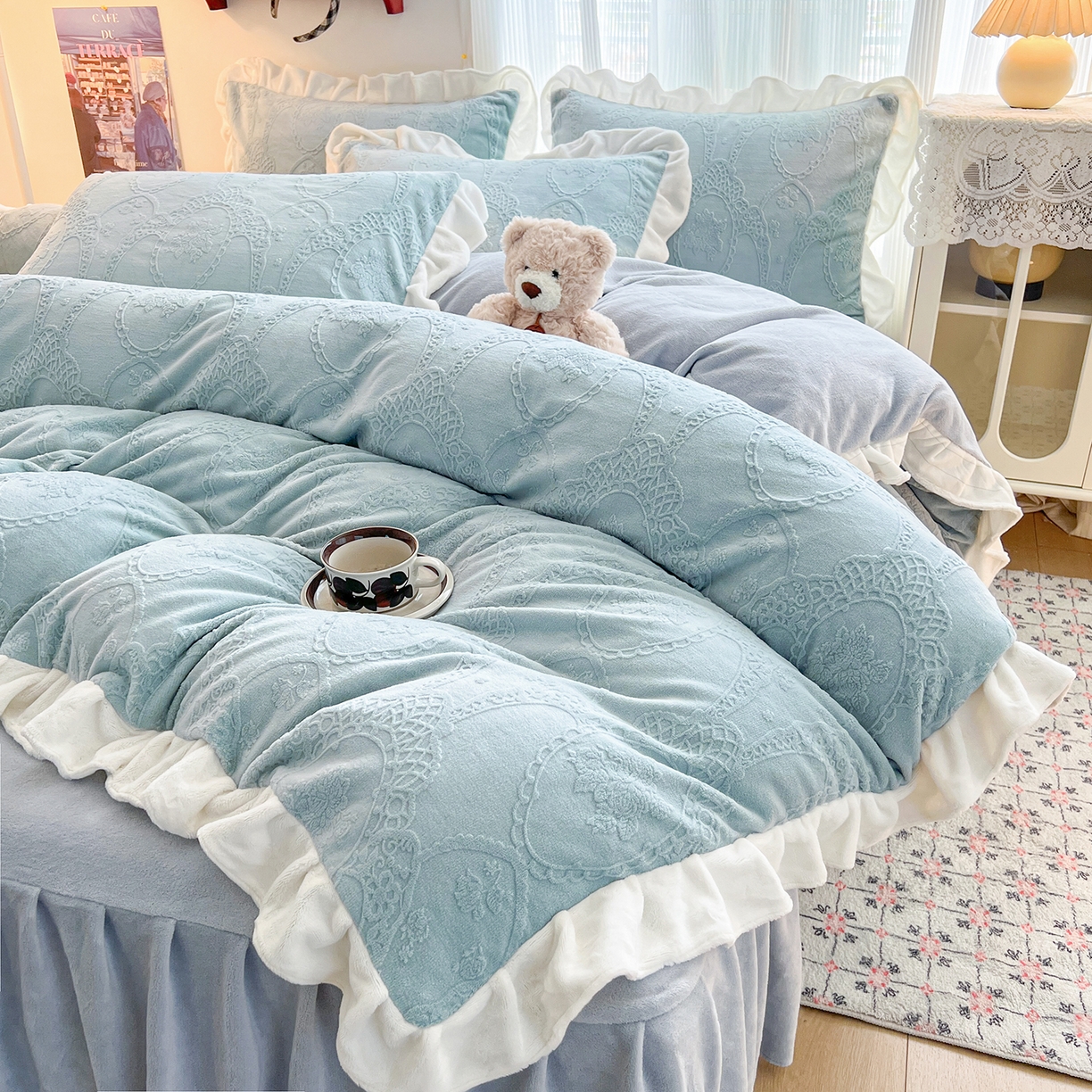 91家纺网 家纺一手货源 找家纺 安哆啦家纺 2025新款法式雕花牛奶绒花边四件套 蕾丝花-雾霾蓝