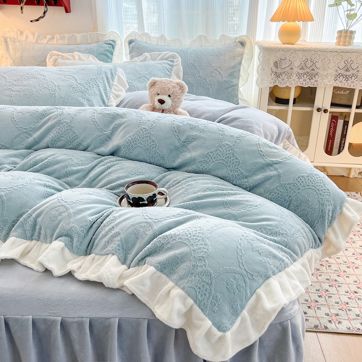 91家纺网 家纺一手货源 找家纺 安哆啦家纺 2025新款法式雕花牛奶绒花边四件套 蕾丝花-雾霾蓝