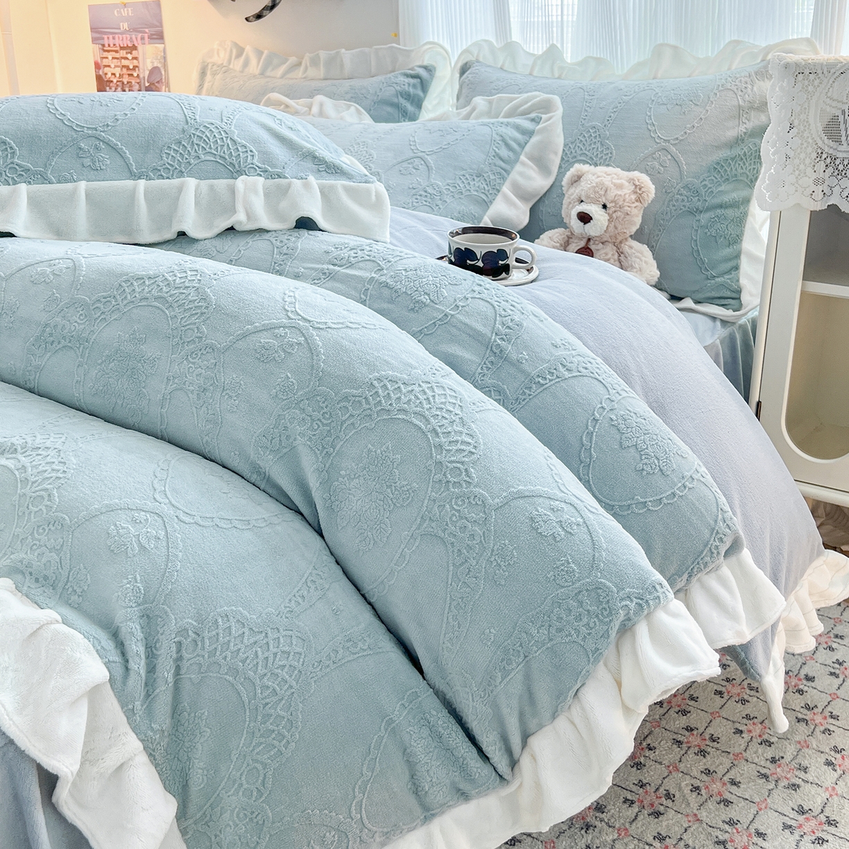 91家纺网 家纺一手货源 找家纺 安哆啦家纺 2025新款法式雕花牛奶绒花边四件套 蕾丝花-雾霾蓝