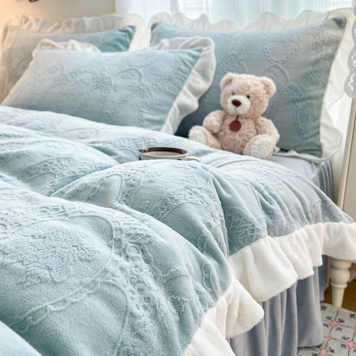91家纺网 家纺一手货源 找家纺 安哆啦家纺 2025新款法式雕花牛奶绒花边四件套 蕾丝花-雾霾蓝