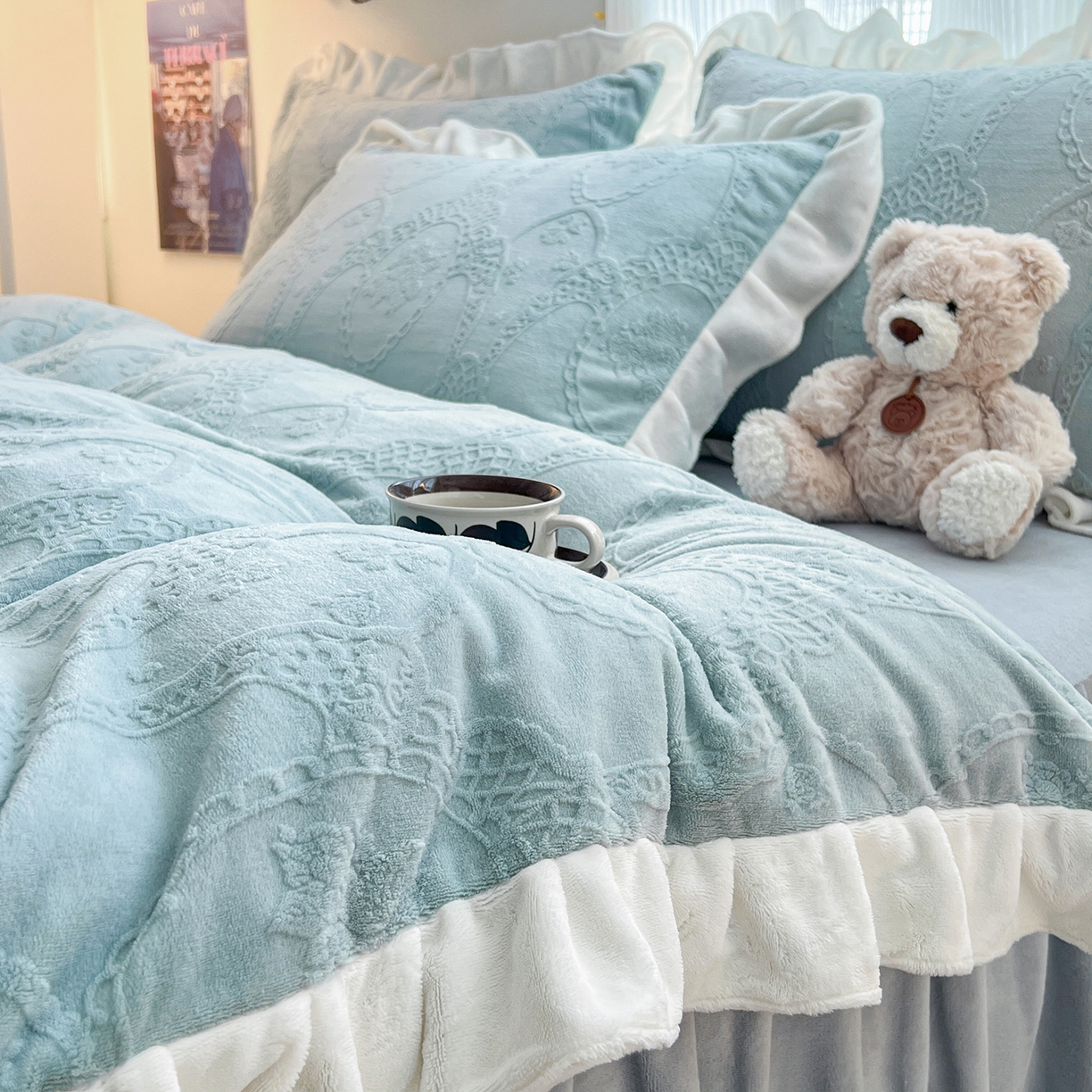 91家纺网 家纺一手货源 找家纺 安哆啦家纺 2025新款法式雕花牛奶绒花边四件套 蕾丝花-雾霾蓝