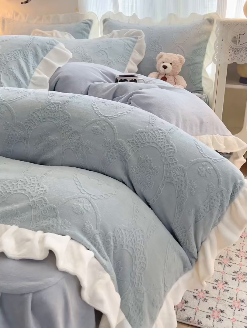 91家纺网 家纺一手货源 找家纺 安哆啦家纺 2025新款法式雕花牛奶绒花边四件套 蕾丝花-雾霾蓝