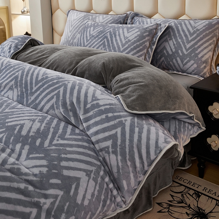 91家纺网 家纺一手货源 找家纺 凤杰 2025新款高克重7斤加厚印花牛奶绒金貂法莱绒四件套 几何～灰