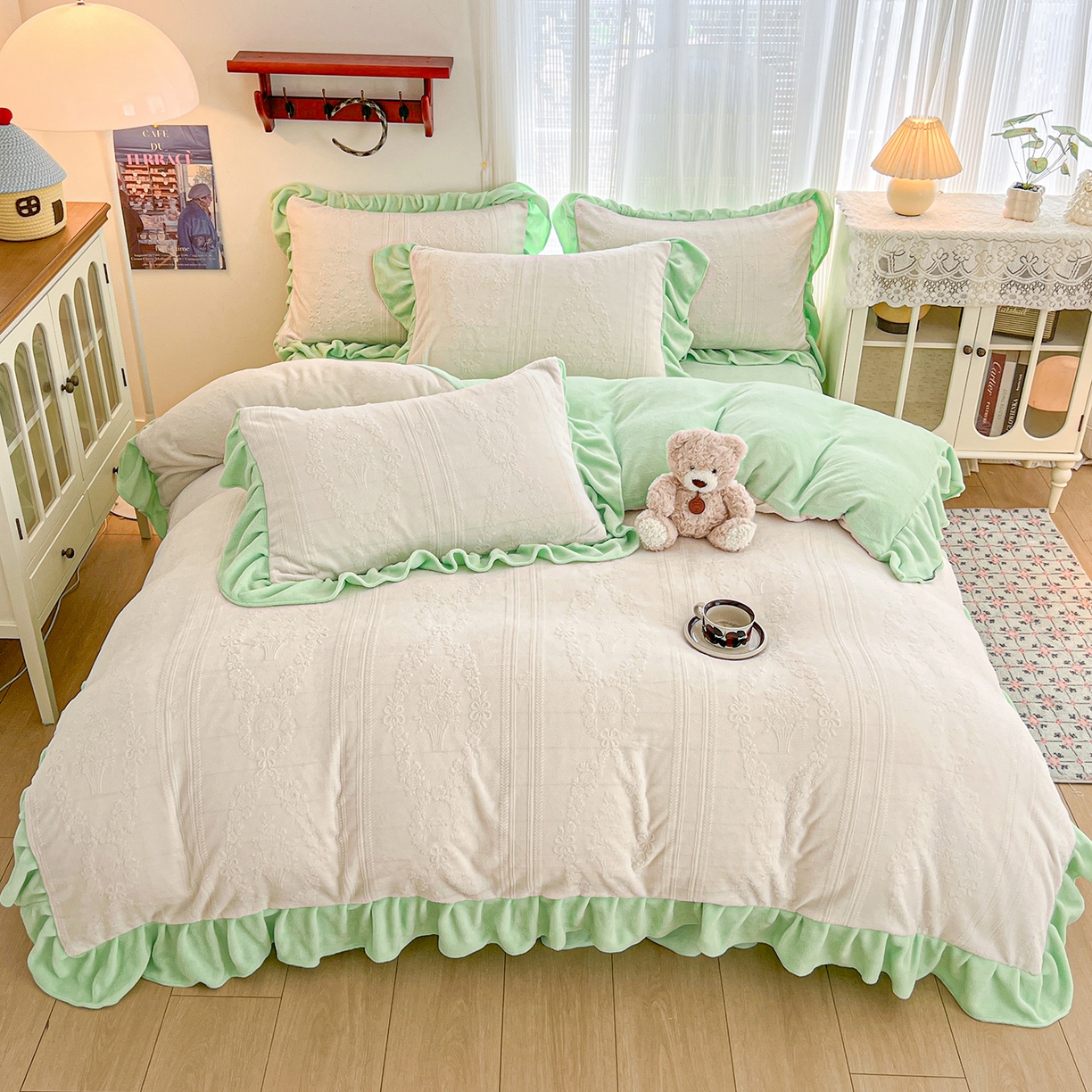 91家纺网 家纺一手货源 找家纺 安哆啦家纺 2025新款法式雕花牛奶绒花边四件套 捧花-白绿