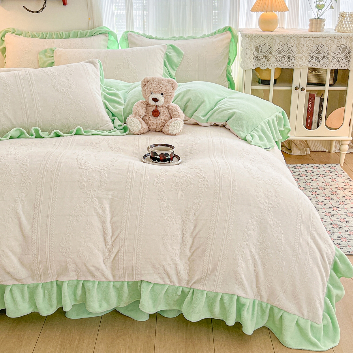 91家纺网 家纺一手货源 找家纺 安哆啦家纺 2025新款法式雕花牛奶绒花边四件套 捧花-白绿