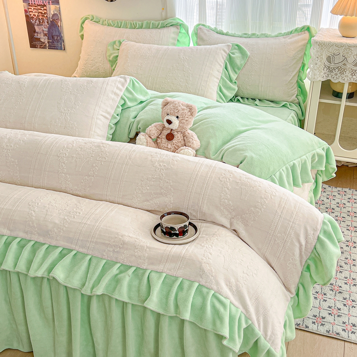 91家纺网 家纺一手货源 找家纺 安哆啦家纺 2025新款法式雕花牛奶绒花边四件套 捧花-白绿