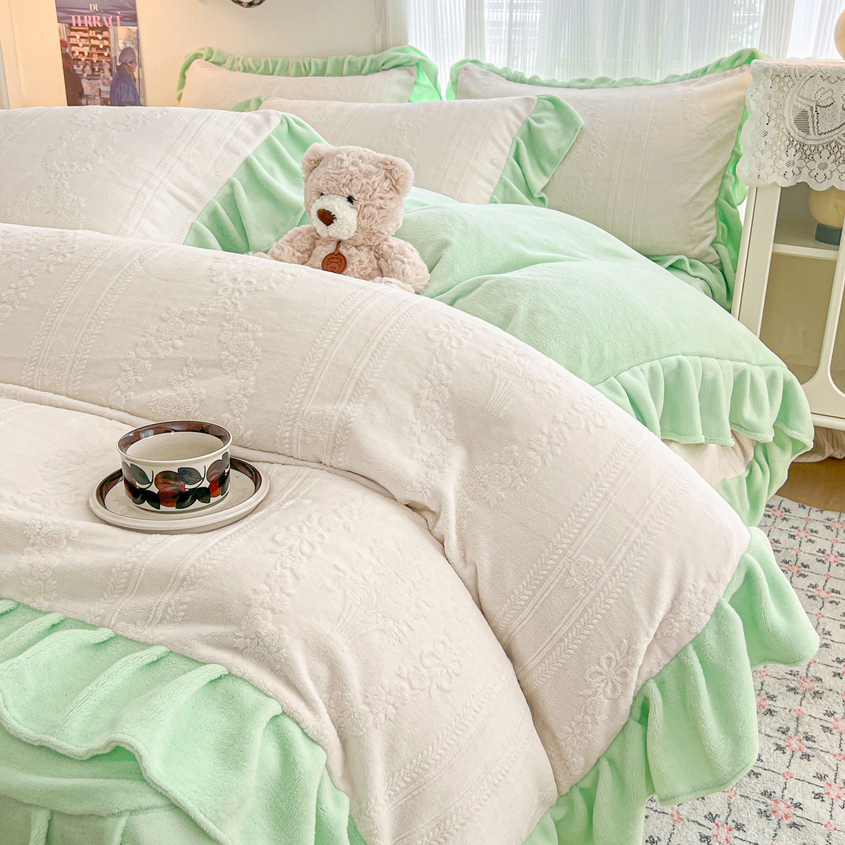 91家纺网 家纺一手货源 找家纺 安哆啦家纺 2025新款法式雕花牛奶绒花边四件套 捧花-白绿