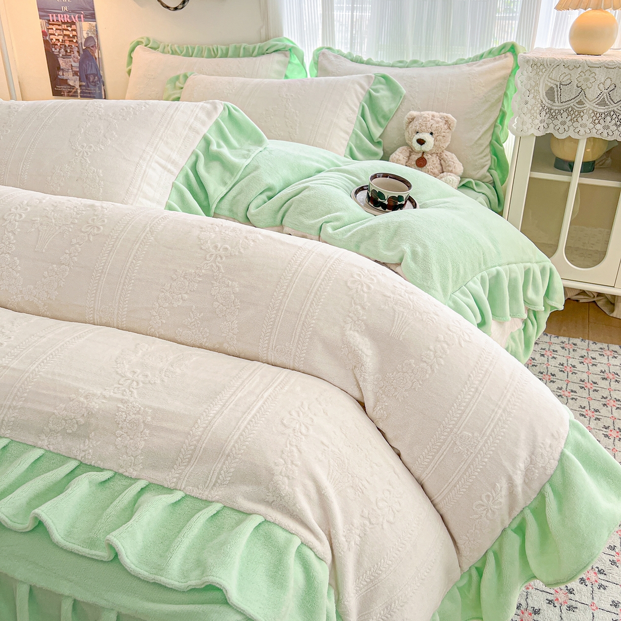 91家纺网 家纺一手货源 找家纺 安哆啦家纺 2025新款法式雕花牛奶绒花边四件套 捧花-白绿