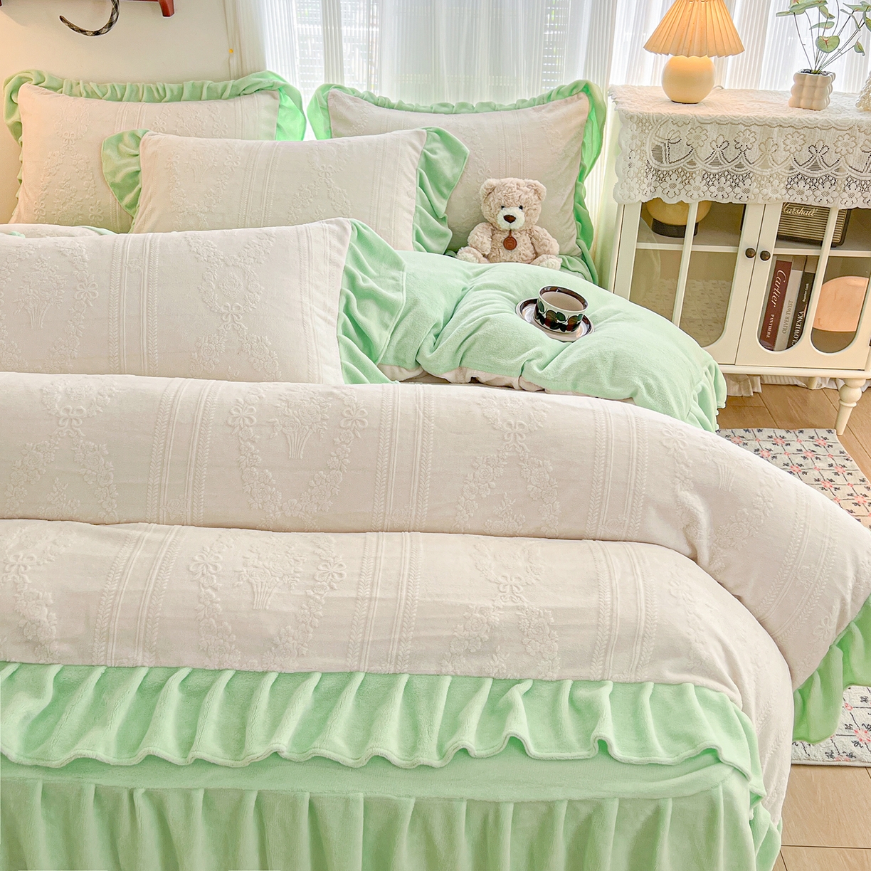 91家纺网 家纺一手货源 找家纺 安哆啦家纺 2025新款法式雕花牛奶绒花边四件套 捧花-白绿
