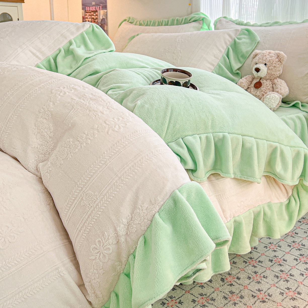 91家纺网 家纺一手货源 找家纺 安哆啦家纺 2025新款法式雕花牛奶绒花边四件套 捧花-白绿