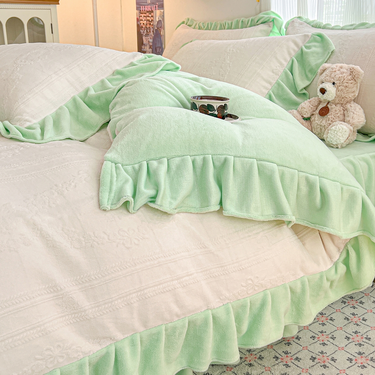 91家纺网 家纺一手货源 找家纺 安哆啦家纺 2025新款法式雕花牛奶绒花边四件套 捧花-白绿