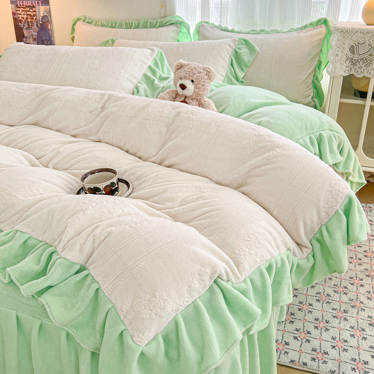 91家纺网 家纺一手货源 找家纺 安哆啦家纺 2025新款法式雕花牛奶绒花边四件套 捧花-白绿