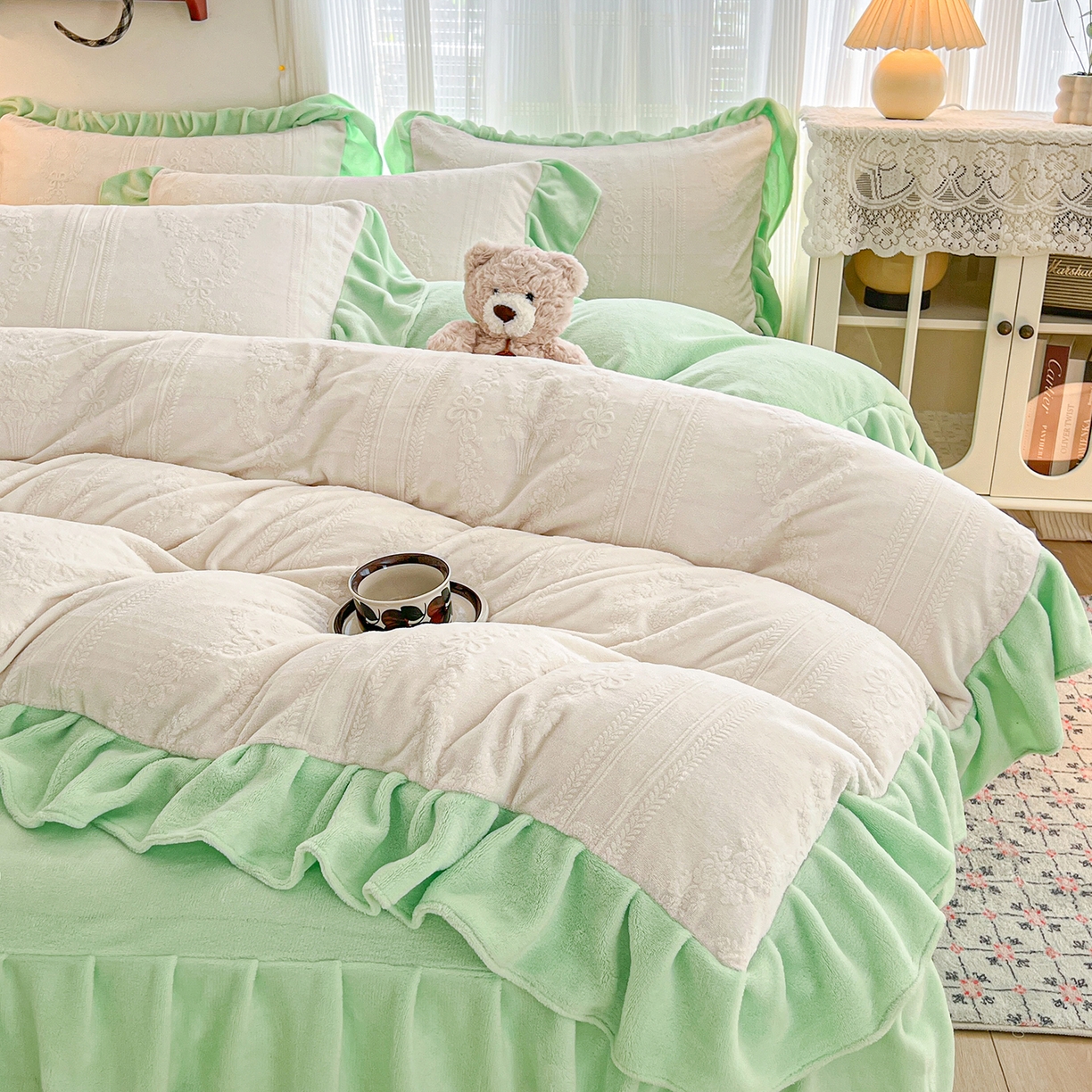 91家纺网 家纺一手货源 找家纺 安哆啦家纺 2025新款法式雕花牛奶绒花边四件套 捧花-白绿