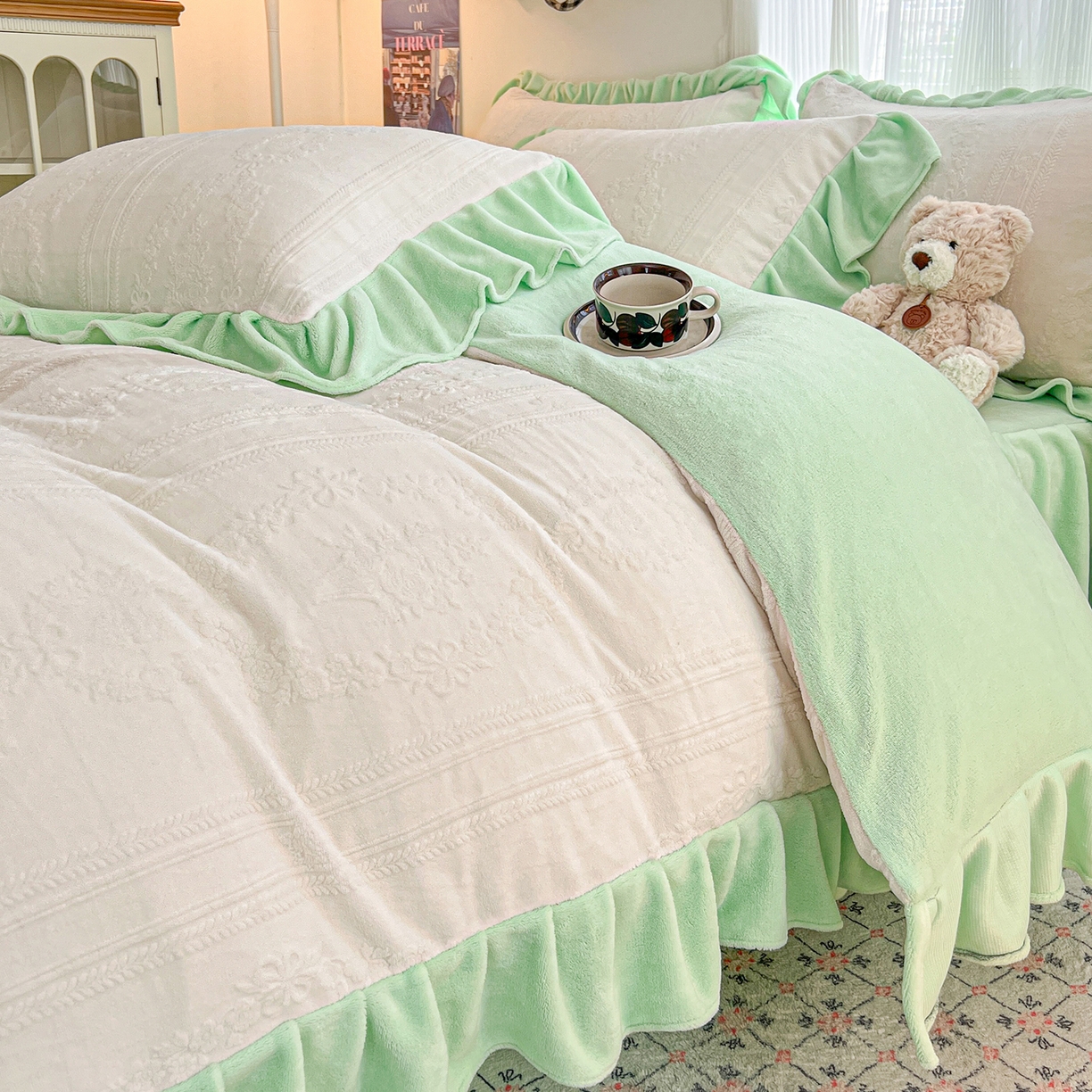 91家纺网 家纺一手货源 找家纺 安哆啦家纺 2025新款法式雕花牛奶绒花边四件套 捧花-白绿