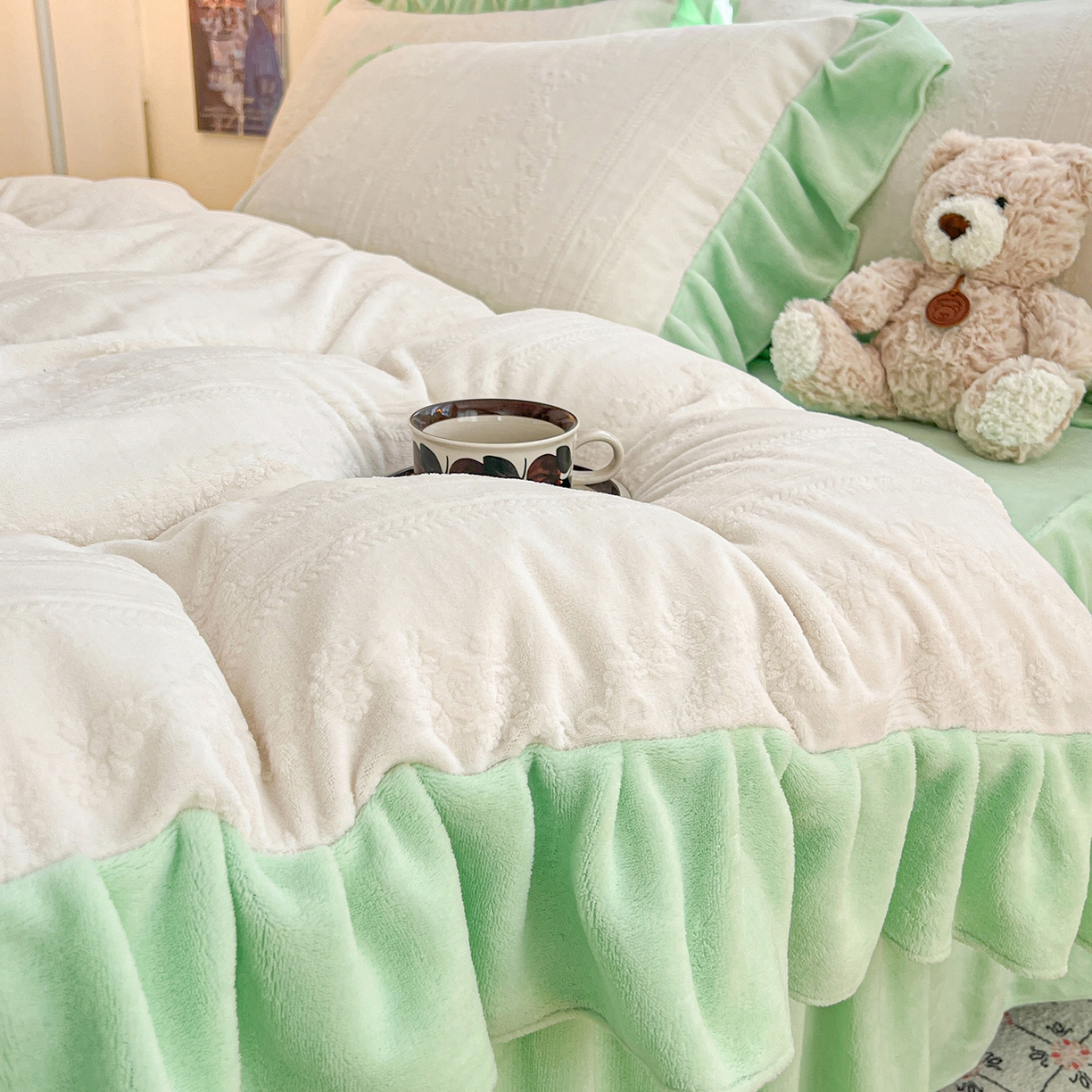 91家纺网 家纺一手货源 找家纺 安哆啦家纺 2025新款法式雕花牛奶绒花边四件套 捧花-白绿