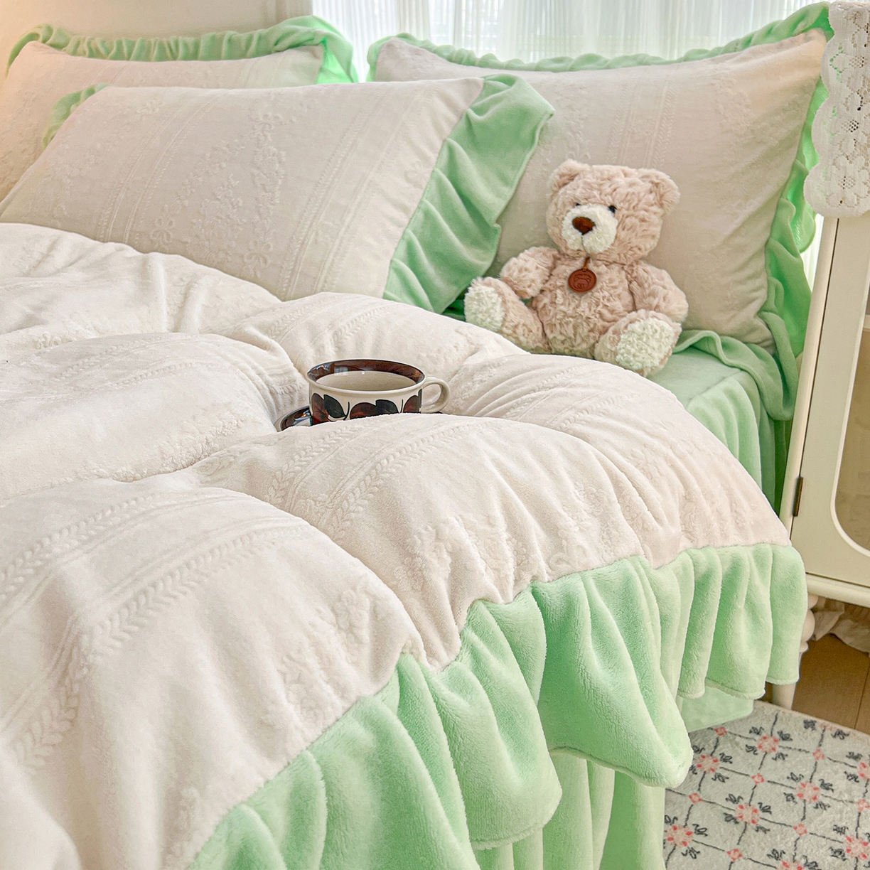 91家纺网 家纺一手货源 找家纺 安哆啦家纺 2025新款法式雕花牛奶绒花边四件套 捧花-白绿