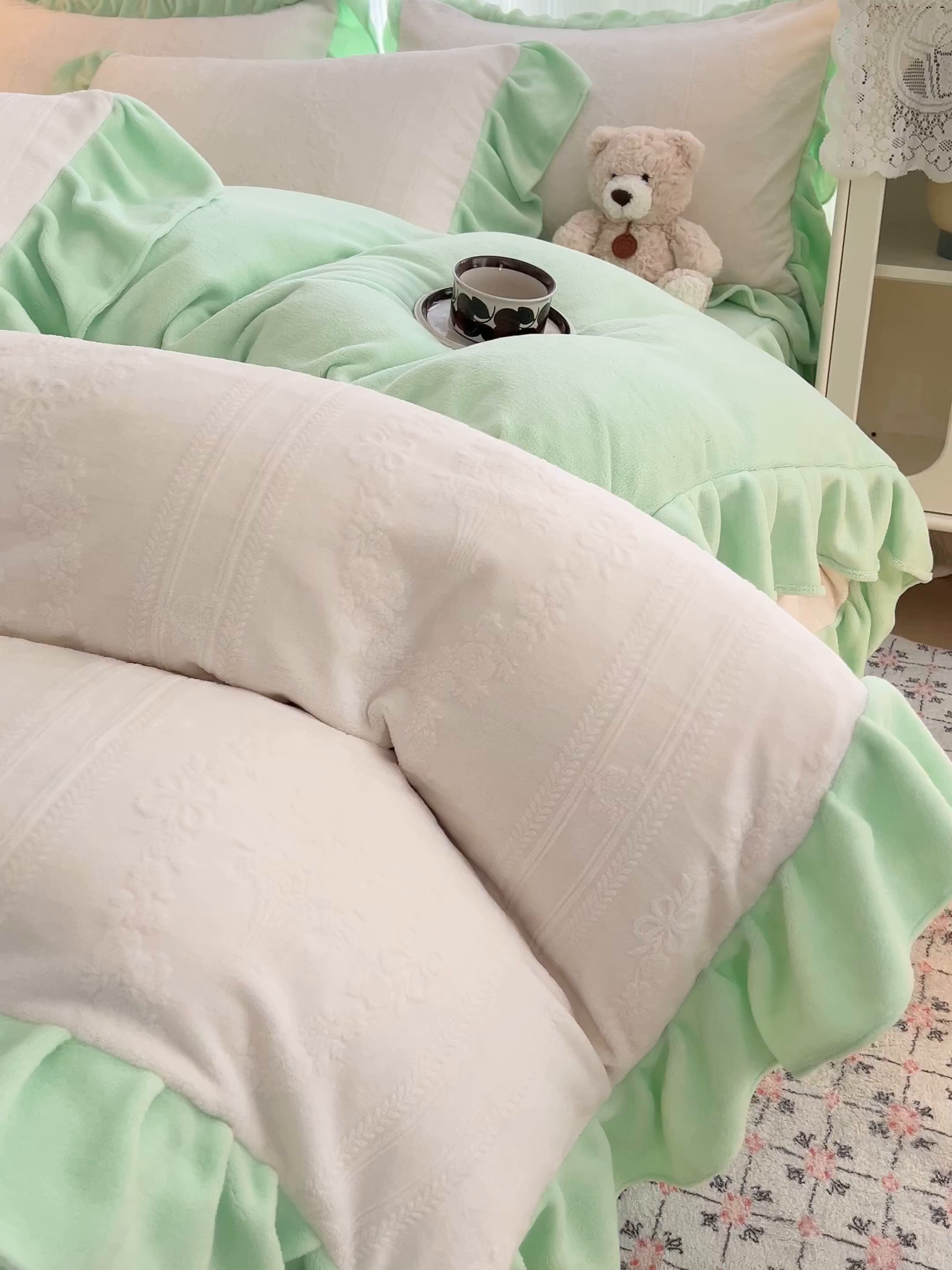 91家纺网 家纺一手货源 找家纺 安哆啦家纺 2025新款法式雕花牛奶绒花边四件套 捧花-白绿