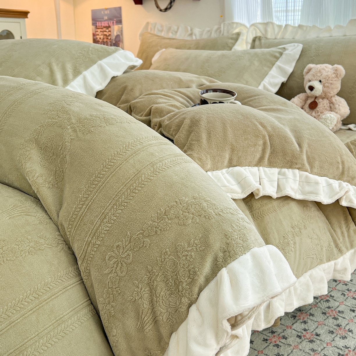 91家纺网 家纺一手货源 找家纺 安哆啦家纺 2025新款法式雕花牛奶绒花边四件套 捧花-绿