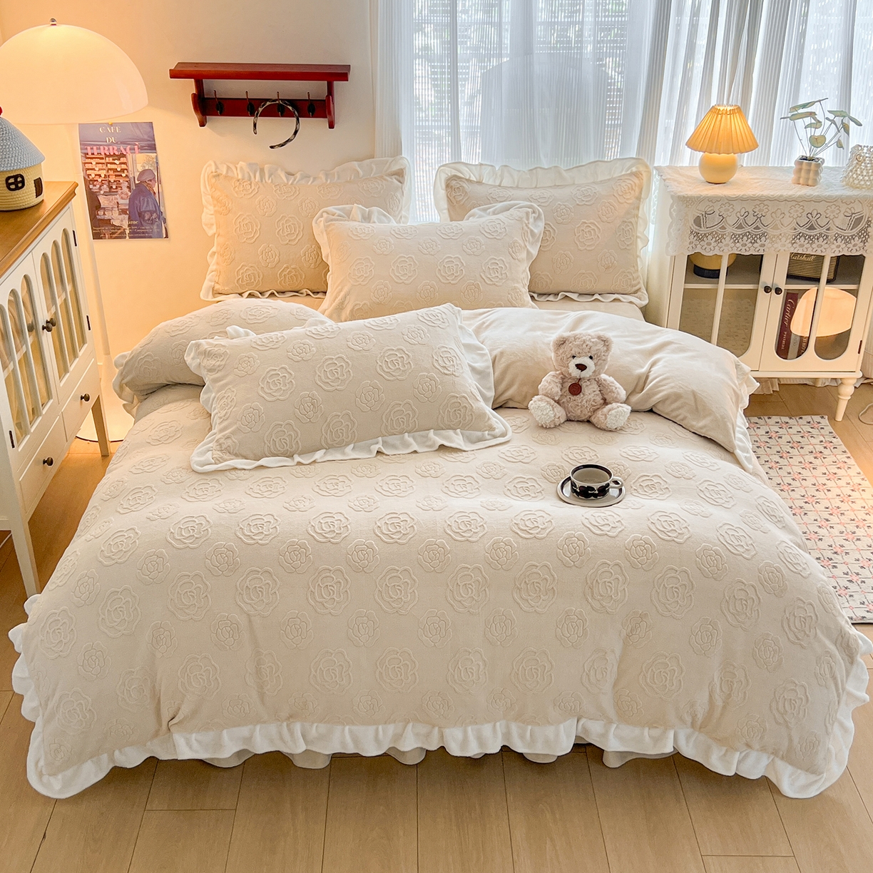 91家纺网 家纺一手货源 找家纺 安哆啦家纺 2025新款法式雕花牛奶绒花边四件套 山茶花-咖