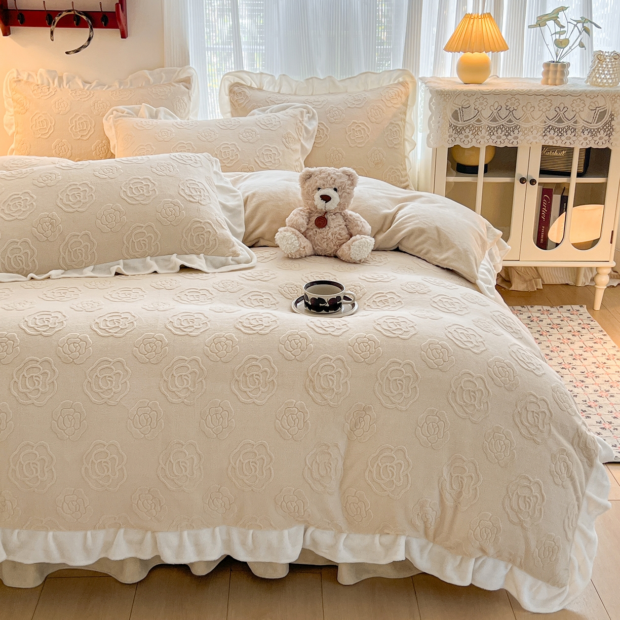 91家纺网 家纺一手货源 找家纺 安哆啦家纺 2025新款法式雕花牛奶绒花边四件套 山茶花-咖