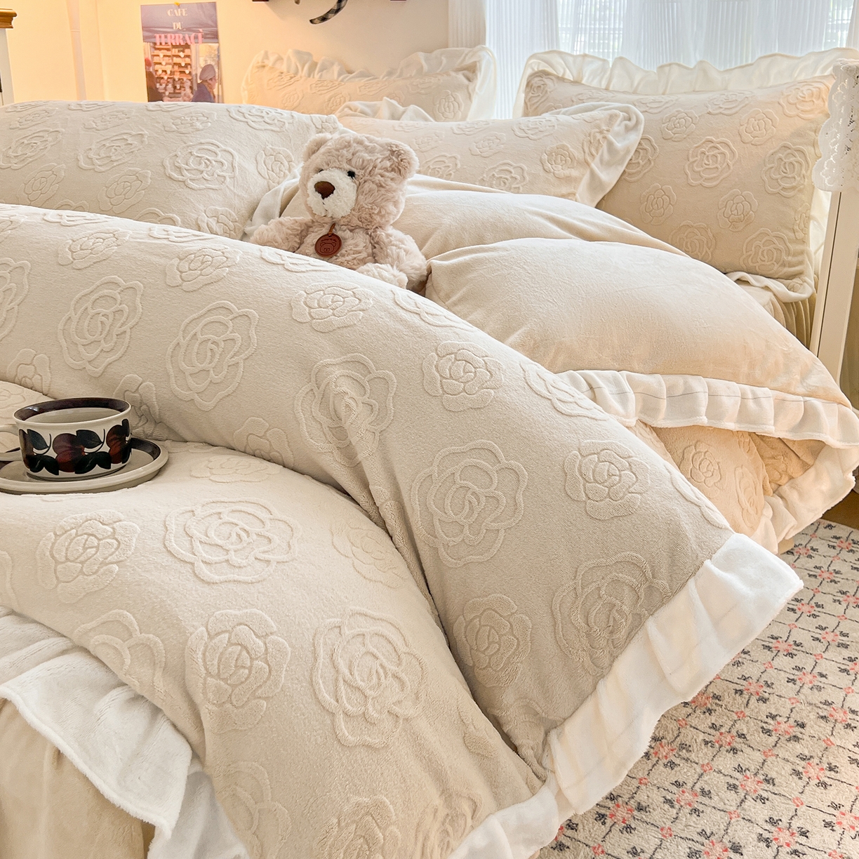 91家纺网 家纺一手货源 找家纺 安哆啦家纺 2025新款法式雕花牛奶绒花边四件套 山茶花-咖