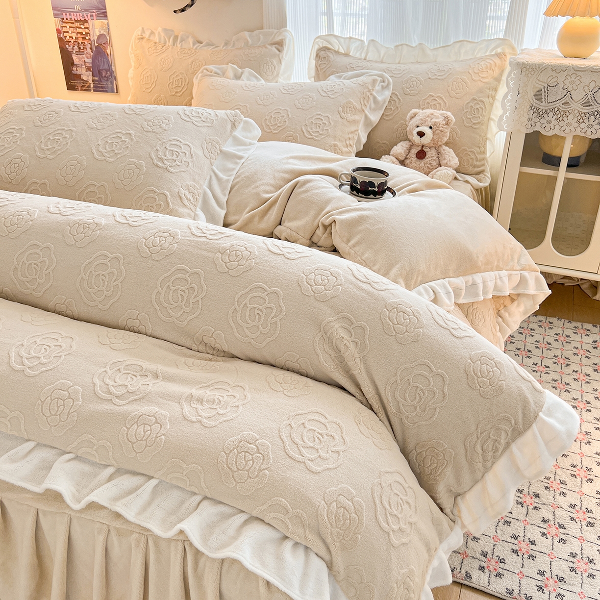 91家纺网 家纺一手货源 找家纺 安哆啦家纺 2025新款法式雕花牛奶绒花边四件套 山茶花-咖