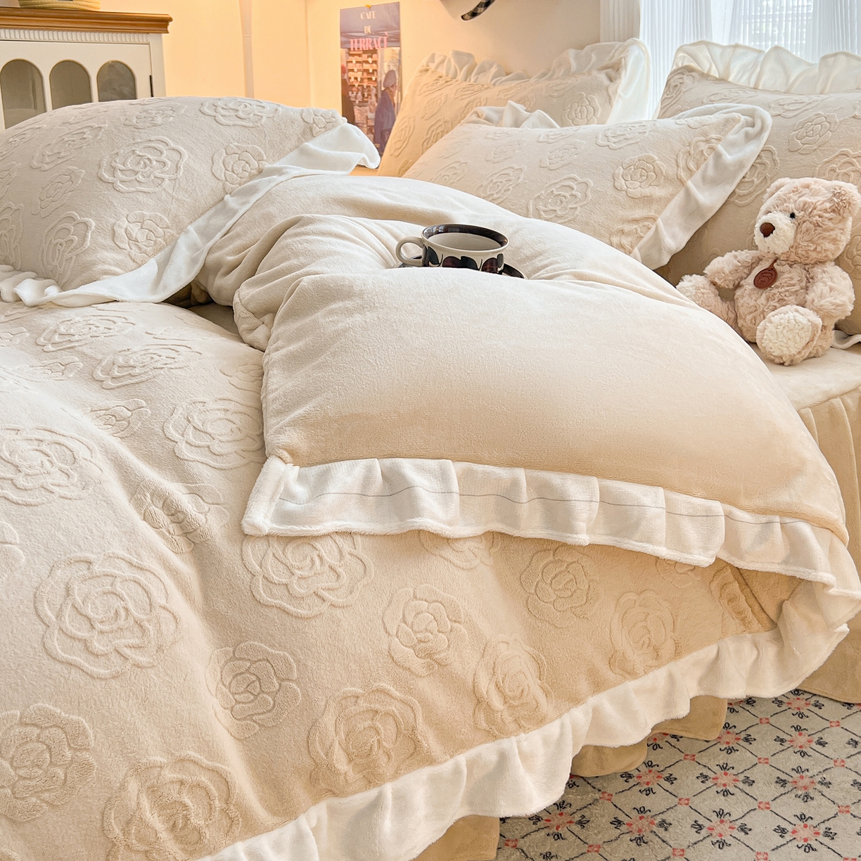 91家纺网 家纺一手货源 找家纺 安哆啦家纺 2025新款法式雕花牛奶绒花边四件套 山茶花-咖