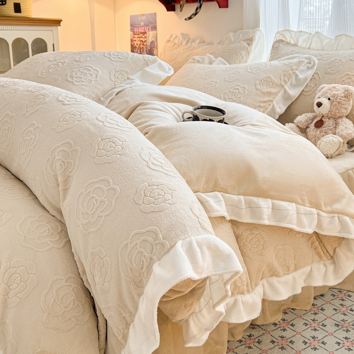 91家纺网 家纺一手货源 找家纺 安哆啦家纺 2025新款法式雕花牛奶绒花边四件套 山茶花-咖