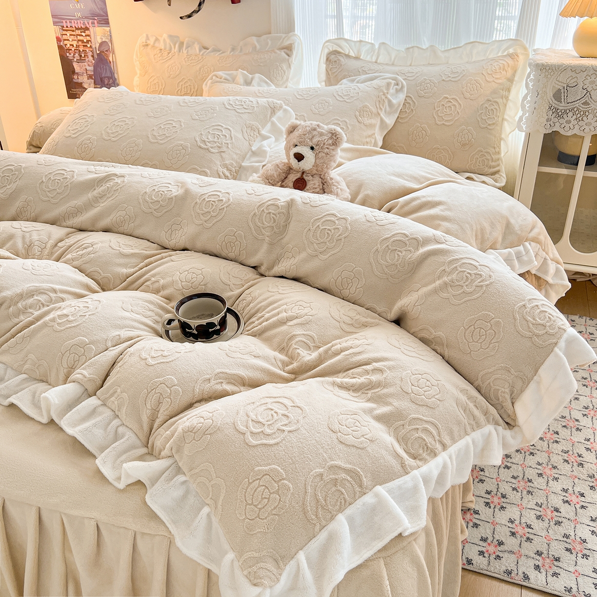 91家纺网 家纺一手货源 找家纺 安哆啦家纺 2025新款法式雕花牛奶绒花边四件套 山茶花-咖