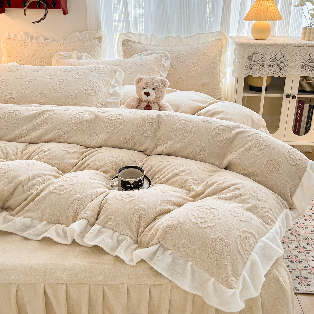 91家纺网 家纺一手货源 找家纺 安哆啦家纺 2025新款法式雕花牛奶绒花边四件套 山茶花-咖