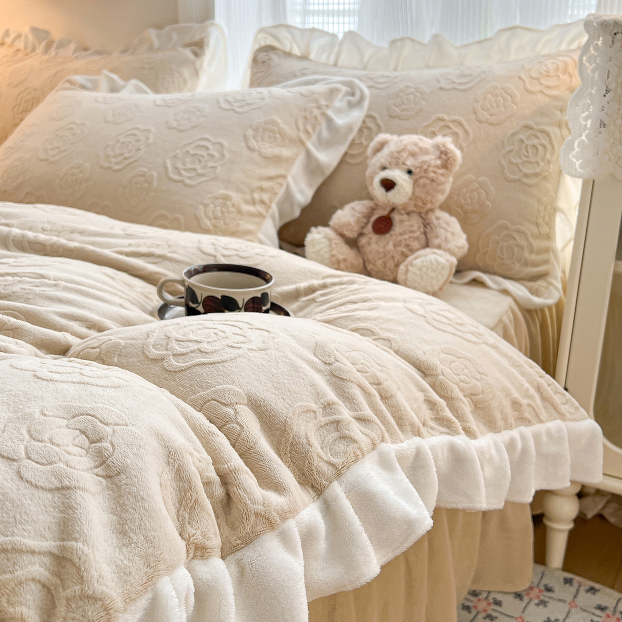 91家纺网 家纺一手货源 找家纺 安哆啦家纺 2025新款法式雕花牛奶绒花边四件套 山茶花-咖