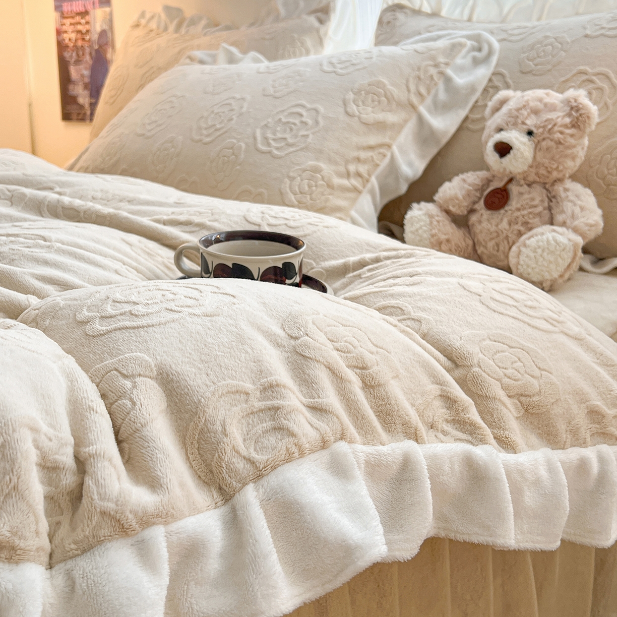 91家纺网 家纺一手货源 找家纺 安哆啦家纺 2025新款法式雕花牛奶绒花边四件套 山茶花-咖