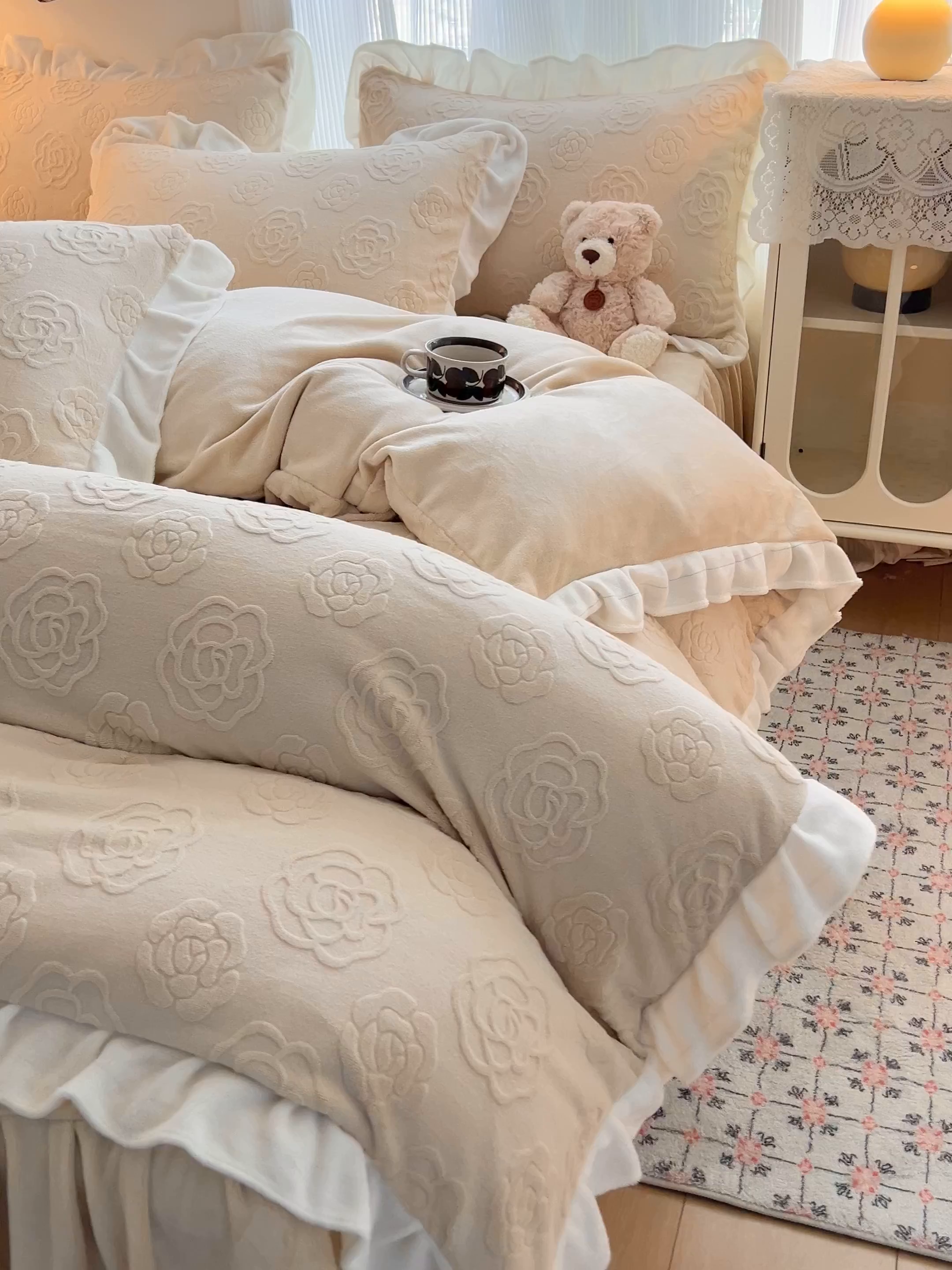 91家纺网 家纺一手货源 找家纺 安哆啦家纺 2025新款法式雕花牛奶绒花边四件套 山茶花-咖