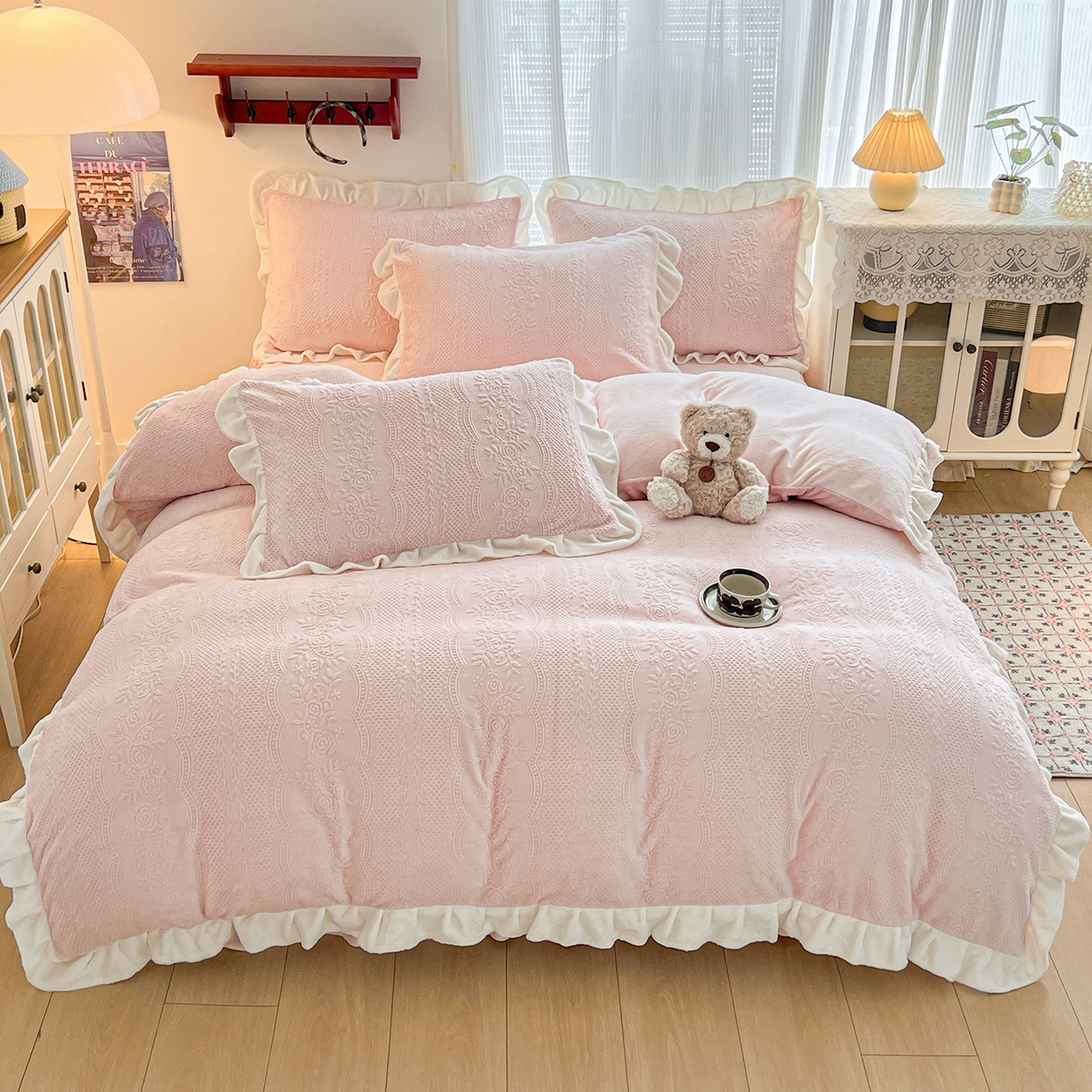 91家纺网 家纺一手货源 找家纺 安哆啦家纺 2025新款法式雕花牛奶绒花边四件套 小格甜心-粉