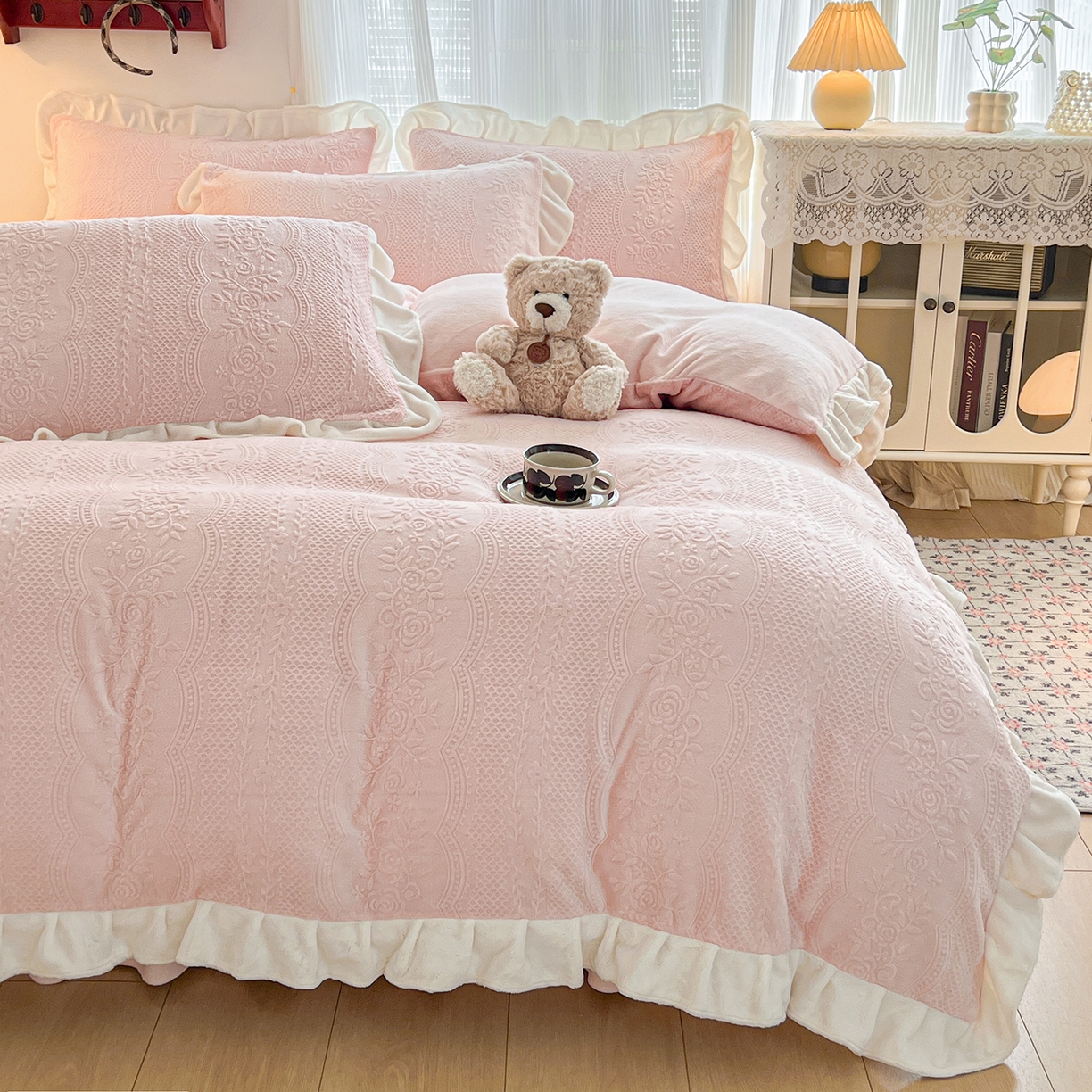 91家纺网 家纺一手货源 找家纺 安哆啦家纺 2025新款法式雕花牛奶绒花边四件套 小格甜心-粉