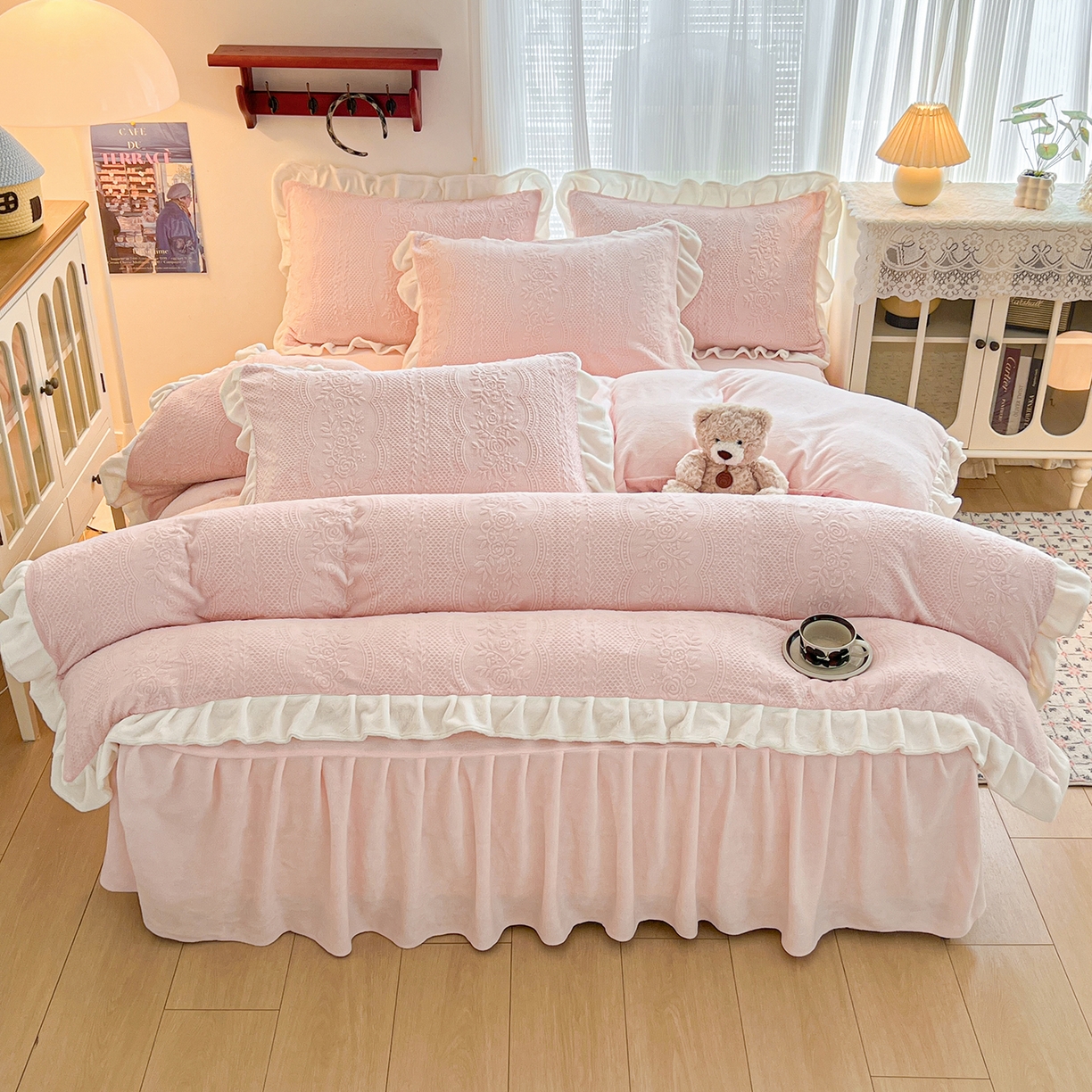 91家纺网 家纺一手货源 找家纺 安哆啦家纺 2025新款法式雕花牛奶绒花边四件套 小格甜心-粉