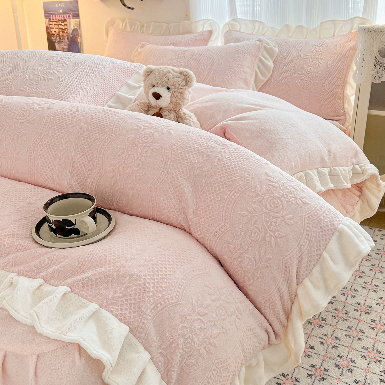 91家纺网 家纺一手货源 找家纺 安哆啦家纺 2025新款法式雕花牛奶绒花边四件套 小格甜心-粉