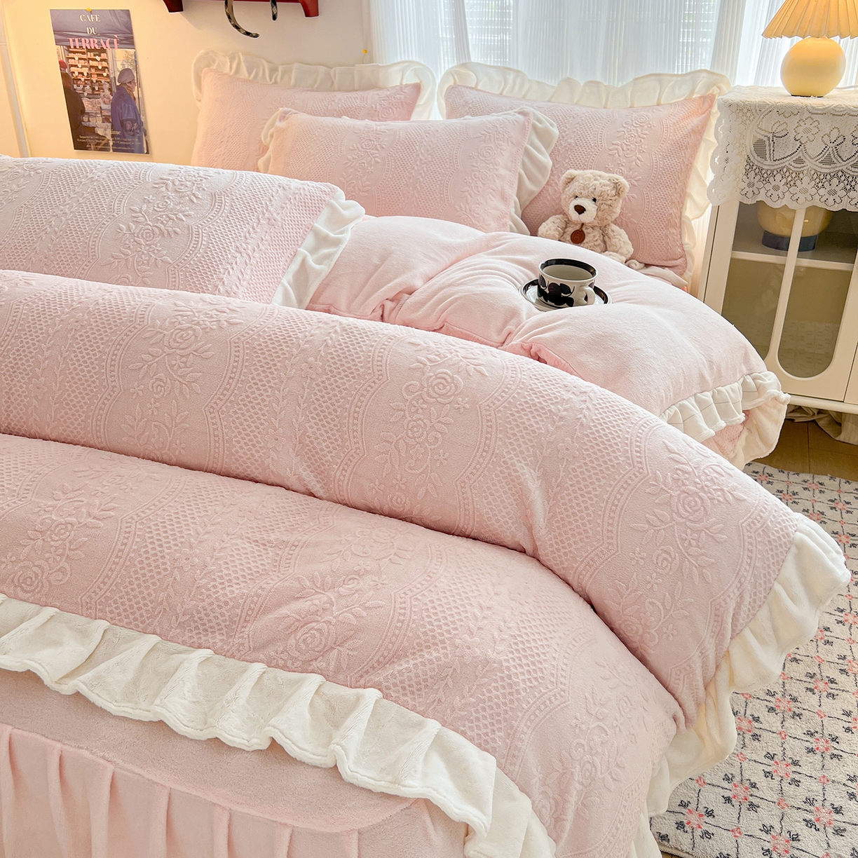 91家纺网 家纺一手货源 找家纺 安哆啦家纺 2025新款法式雕花牛奶绒花边四件套 小格甜心-粉