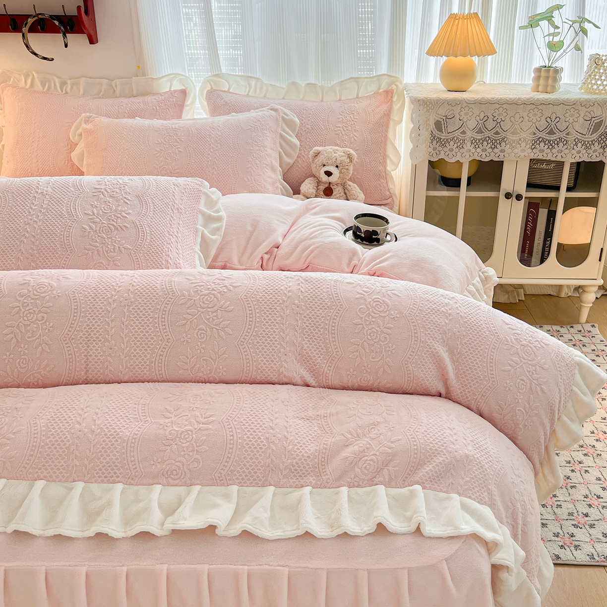 91家纺网 家纺一手货源 找家纺 安哆啦家纺 2025新款法式雕花牛奶绒花边四件套 小格甜心-粉
