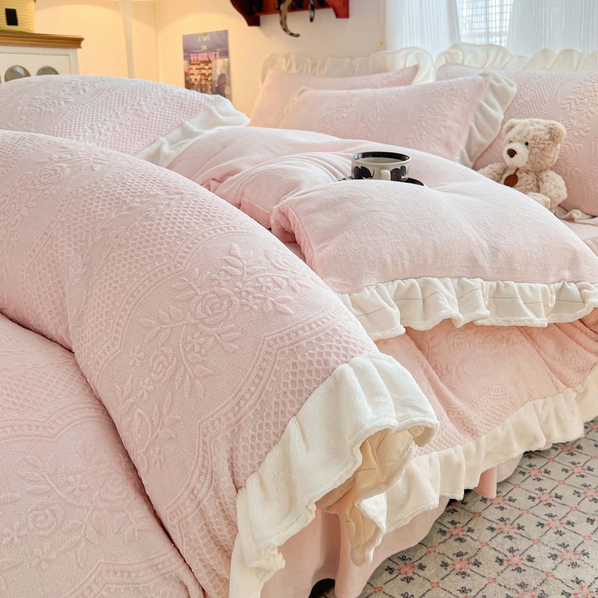 91家纺网 家纺一手货源 找家纺 安哆啦家纺 2025新款法式雕花牛奶绒花边四件套 小格甜心-粉