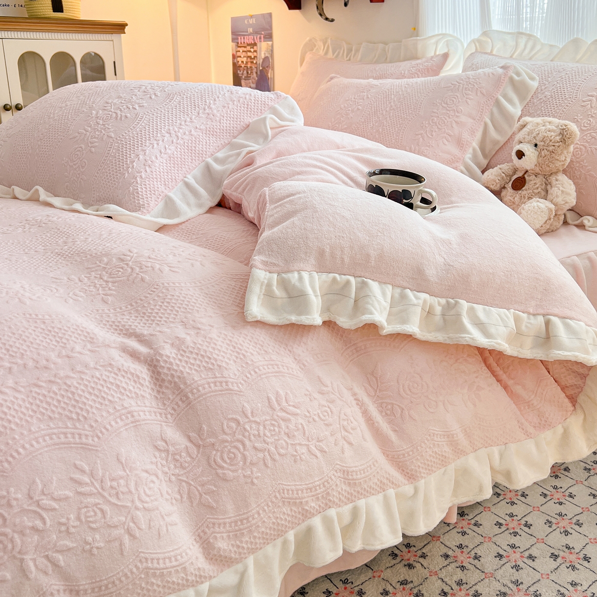 91家纺网 家纺一手货源 找家纺 安哆啦家纺 2025新款法式雕花牛奶绒花边四件套 小格甜心-粉