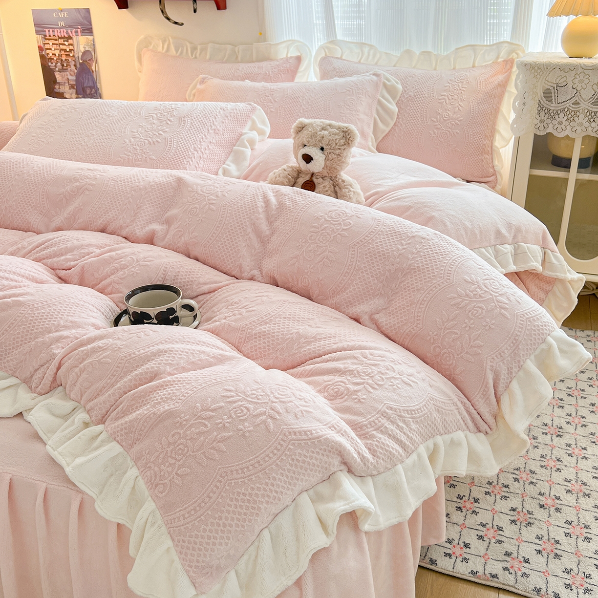 91家纺网 家纺一手货源 找家纺 安哆啦家纺 2025新款法式雕花牛奶绒花边四件套 小格甜心-粉